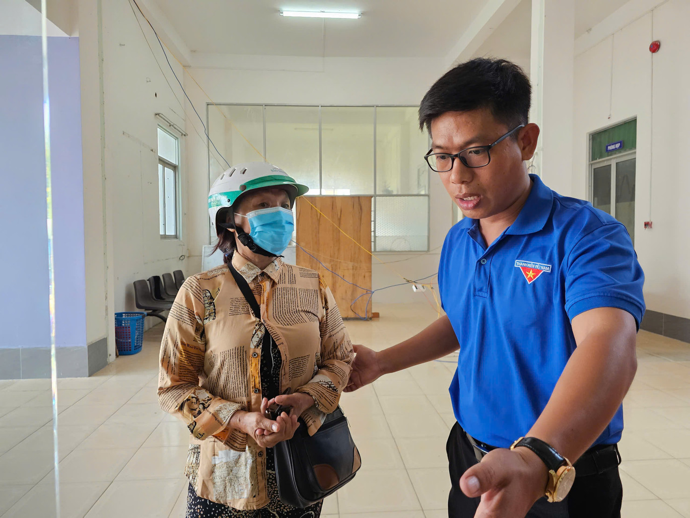 Theo chị Ngọc Anh, đây là hoạt động có ý nghĩa, thiết thực, thể hiện vai trò xung kích, trách nhiệm của đoàn viên, thanh niên nhằm giúp người dân tiếp cận nhanh chóng, thuận tiện với các thủ tục hành chính, dịch vụ công trực tuyến, các phần mềm với nhiều tính năng tiện ích... đặc biệt trong giai đoạn đầu nhiều thủ tục hành chính lần đầu được thực hiện ở cấp xã. Qua đó, góp phần thực hiện hiệu quả Chương trình chuyển đổi số quốc gia đến năm 2025, định hướng đến năm 2030. Ảnh: Hòa Hội