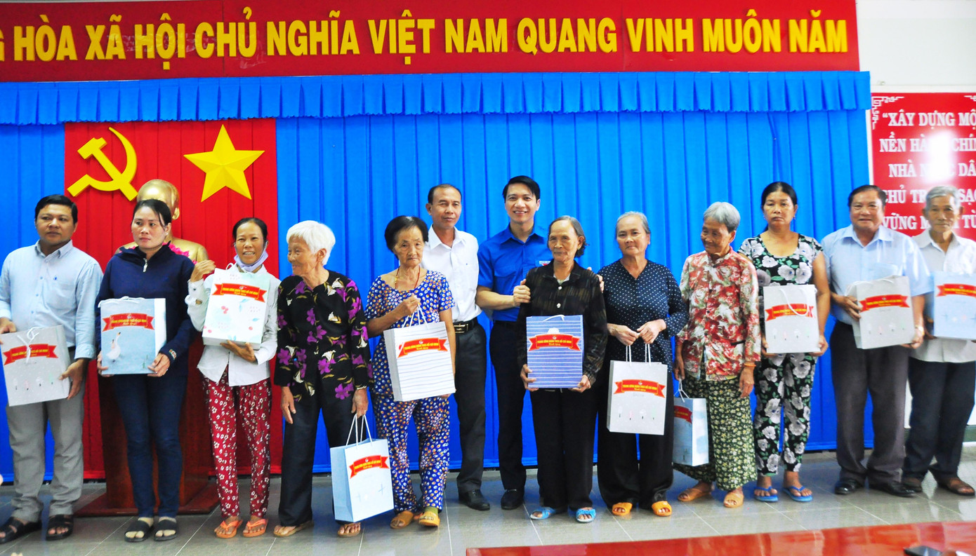 Bên cạnh đó, Bí thư Trung ương Đoàn chia sẻ rằng, các cô, chú là nơi các thế hệ trẻ, địa phương luôn quan tâm và là tấm gương sáng tiếp tục truyền lửa, truyền tình cảm cho các bạn trẻ ở địa phương, đơn vị mình; đồng thời Bí thư Trung ương Đoàn mong các bạn tiếp tục có nhiều hoạt động chăm lo, biết ơn, tri ân đối với gia đinh chính sách và người có công.