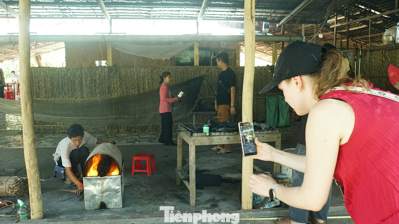 Nữ du khách nước ngoài thích thú quay phim lại làm kỉ niệm. Ảnh: Hòa Hội