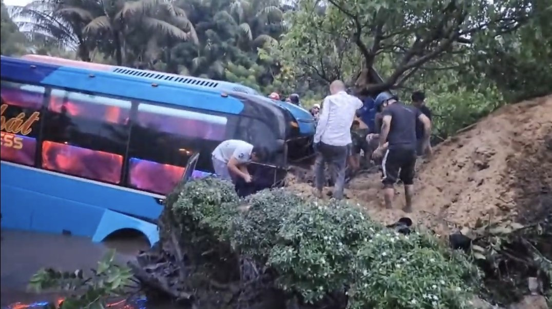 Xe khách lao xuống cạnh đường ĐT 848, ấp Khánh Nghĩa, xã Tân Khánh Đông, TP Sa Đéc, tỉnh Đồng Tháp. Ảnh cắt từ clip Xe khách lao xuống cạnh đường ĐT 848, ấp Khánh Nghĩa, xã Tân Khánh Đông, TP Sa Đéc, tỉnh Đồng Tháp. Ảnh cắt từ clip