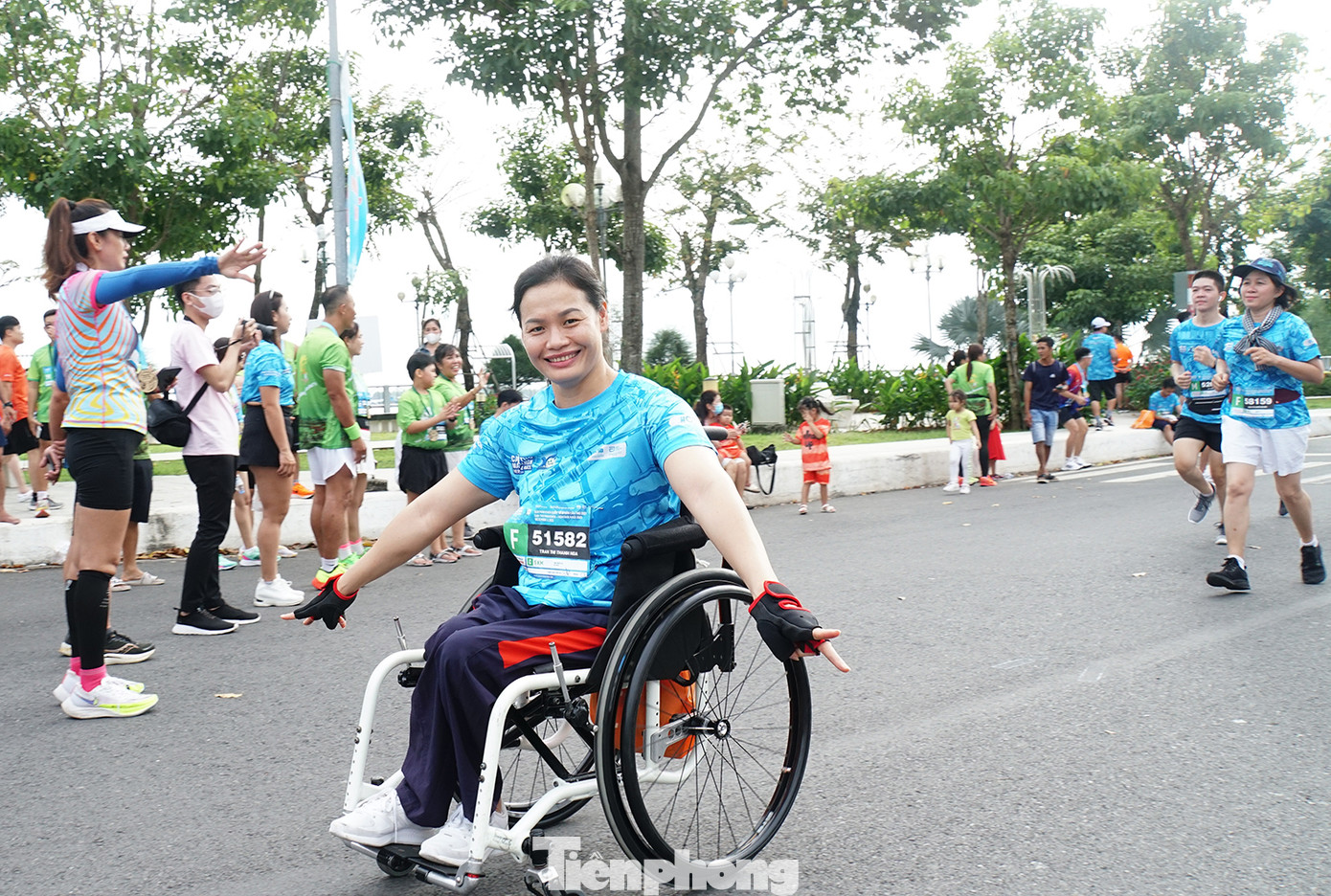 Vận động viên khuyết tật tham gia giải marathon. Ảnh: Hòa Hội