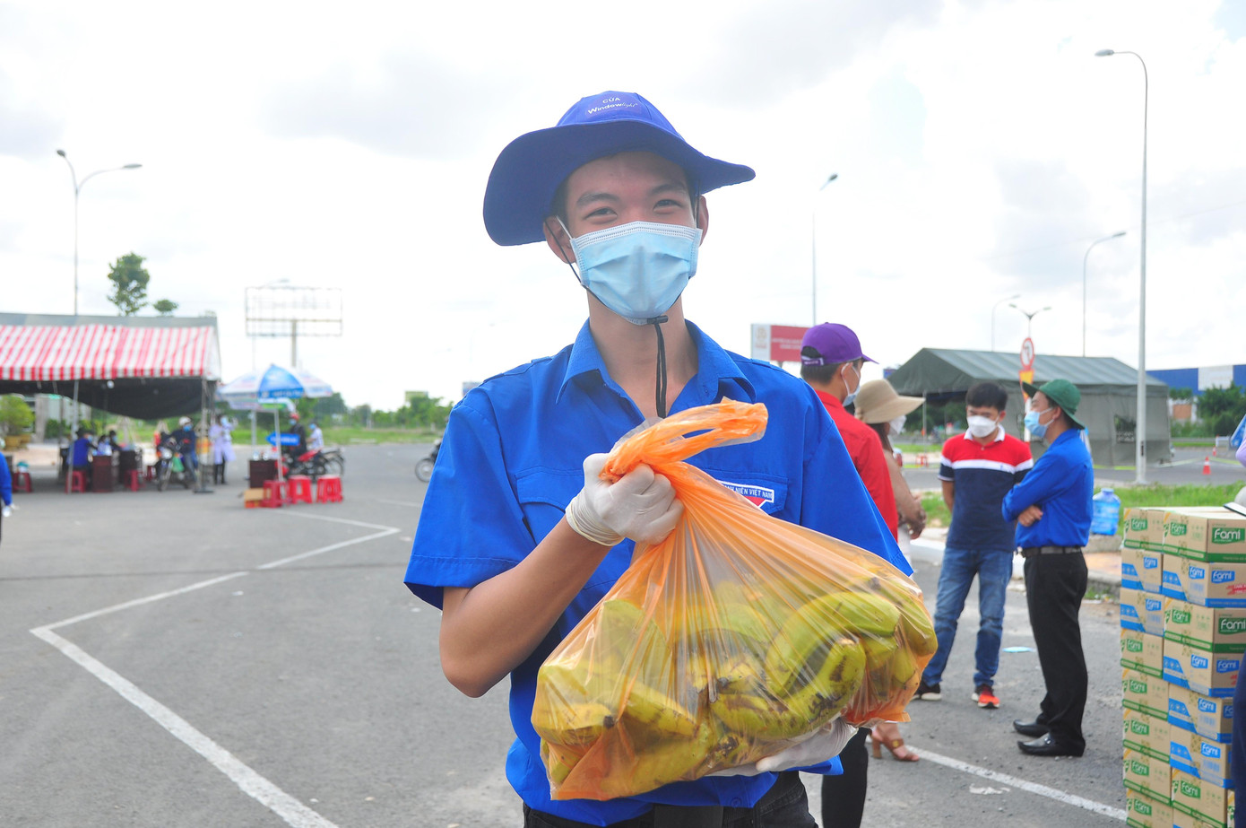 Anh Đào Chí Nghĩa, Bí thư Thành đoàn Cần Thơ cho biết, mấy ngày nay thời tiết rất oi bức, mặc dù chia theo ca nhưng các bạn tình nguyện viên rất nhiệt tình, chỉ tính riêng chốt cửa ngõ vào Cần Thơ mỗi ngày kiểm soát trên 15.000 lượt người, các bạn làm việc gần như hết công suất.