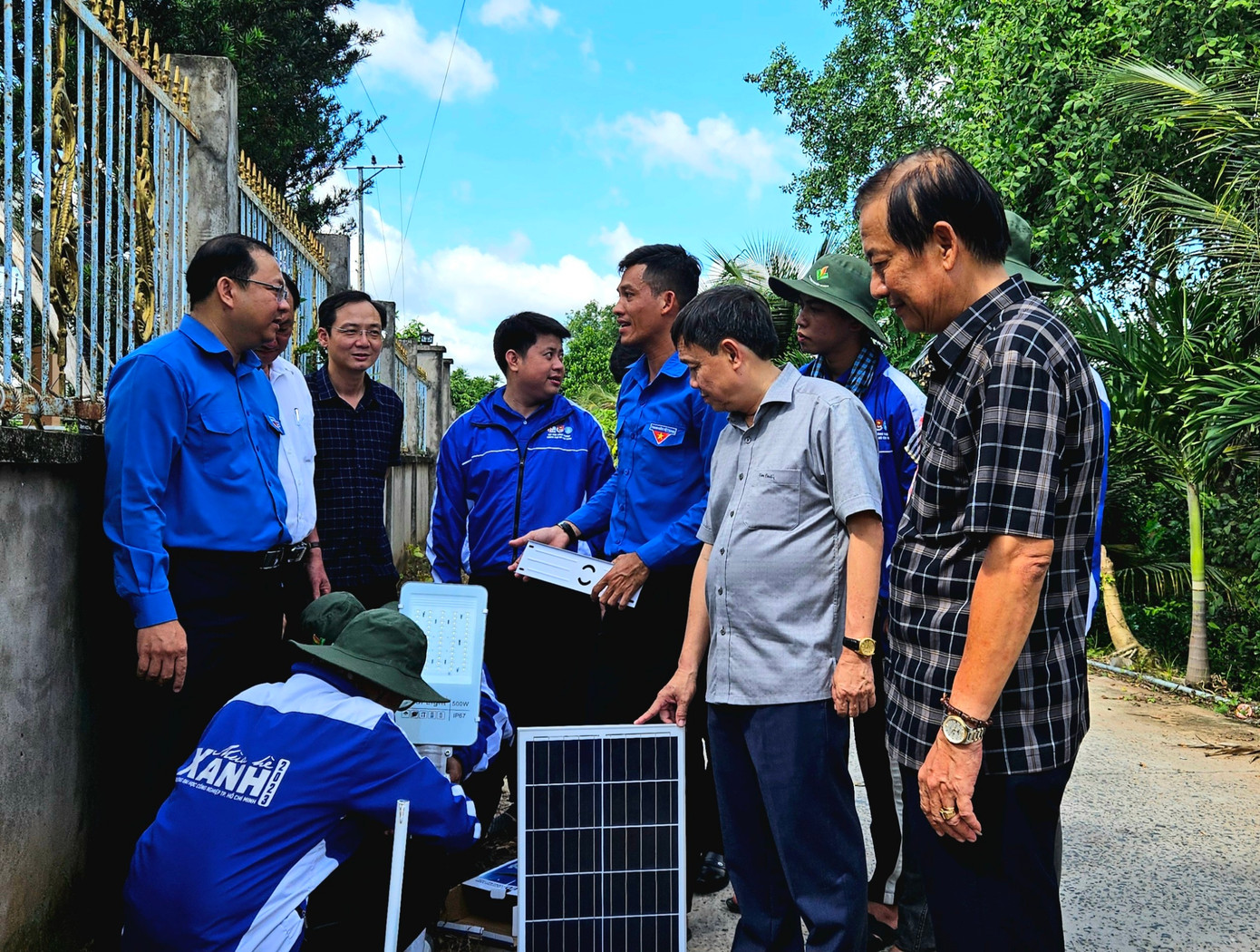 Lãnh đạo tỉnh Đồng Tháp xem chiến sĩ tình nguyện lắp đèn năng lượng mặt trời. Lãnh đạo tỉnh Đồng Tháp xem chiến sĩ tình nguyện lắp đèn năng lượng mặt trời.