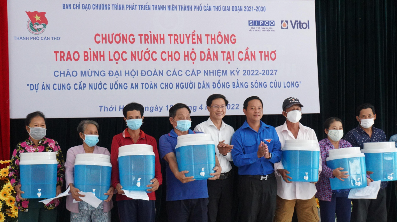 Người dân xã Thới Hưng nhận bình lọc nước sạch