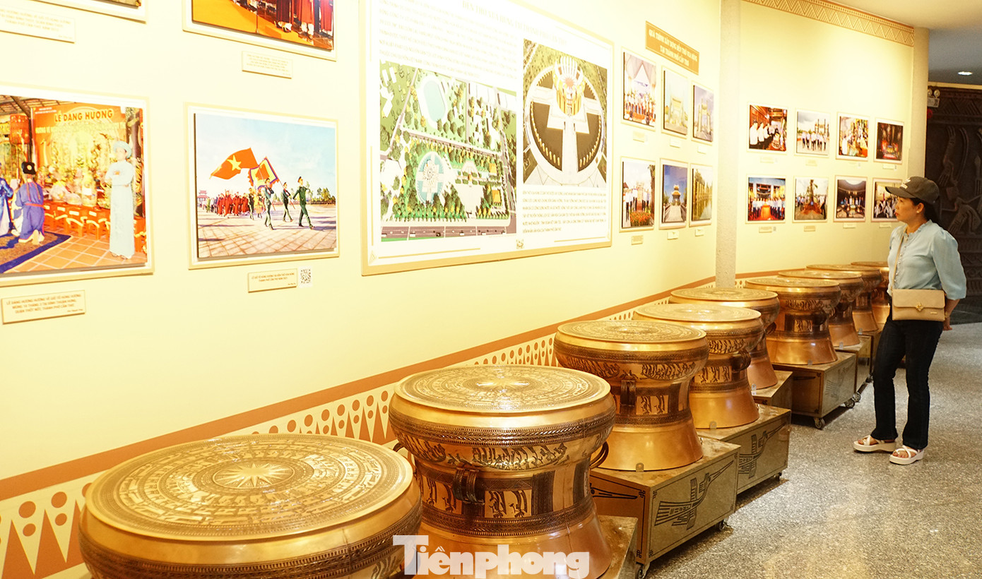 Người dân tham quan tư liệu tại nhà trưng bày ở đền thờ Vua Hùng.