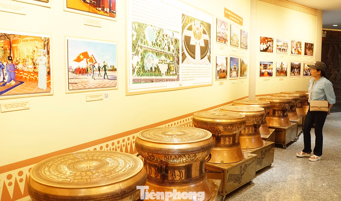 Người dân tham quan tư liệu tại nhà trưng bày ở đền thờ Vua Hùng.