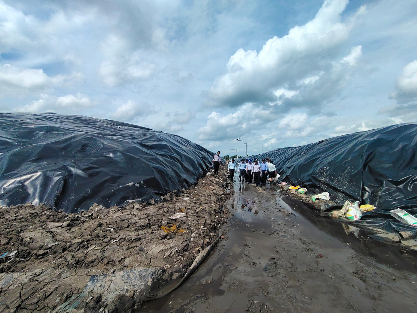 Rác đã được phủ bạt để hạn chế mùi hôi. Ảnh: PV.