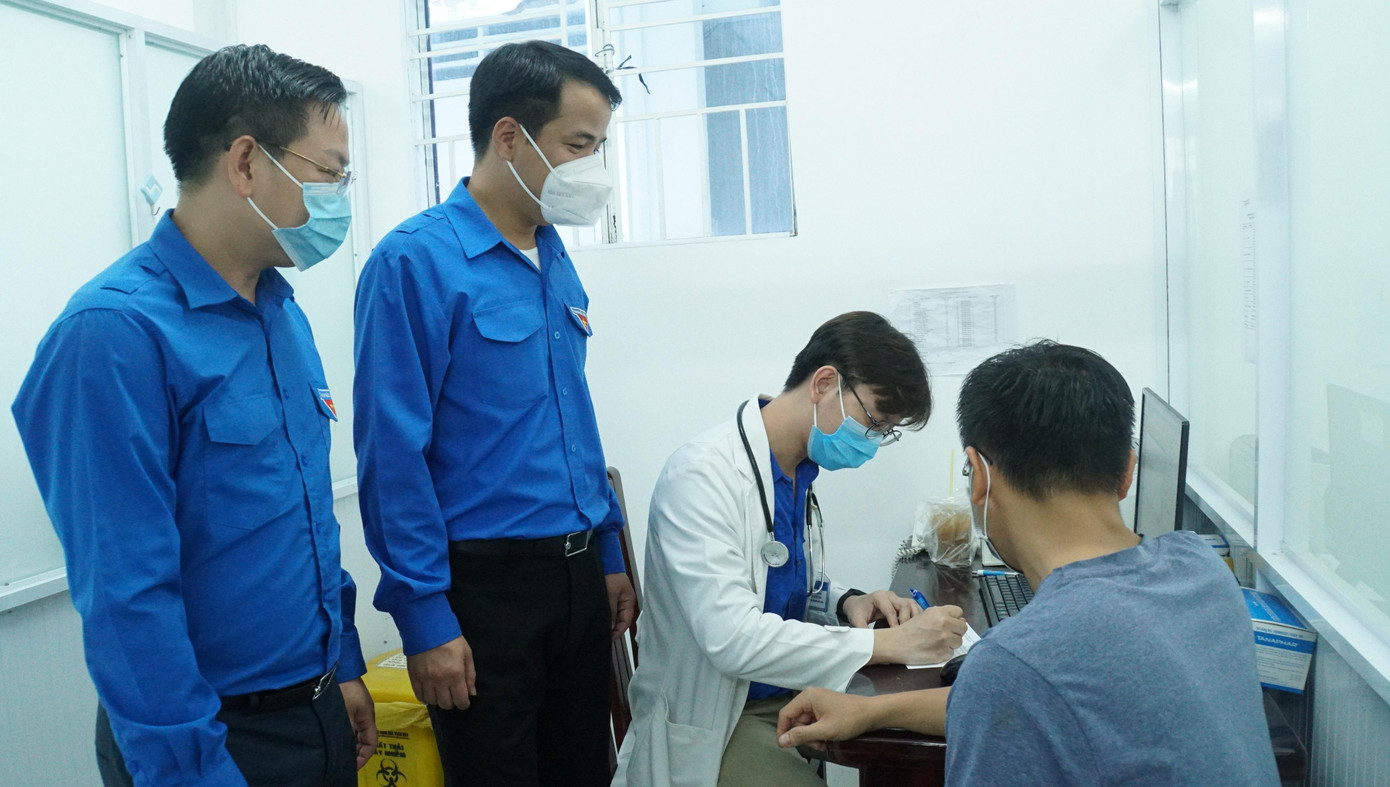 Bác sỹ tầm soát bệnh cho ĐVTN tại Bệnh viện Tim mạch Cần Thơ. - Ảnh: Hòa Hội Bác sỹ tầm soát bệnh cho ĐVTN tại Bệnh viện Tim mạch Cần Thơ. - Ảnh: Hòa Hội