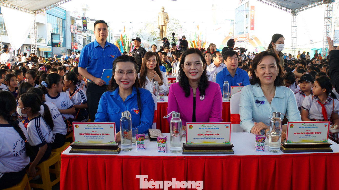 Chị Nguyễn Phạm Duy Trang - Bí thư T.Ư Đoàn, Chủ tịch Hội đồng Đội Trung ương cùng lãnh đạo tỉnh An Giang tham dự. Ảnh: Hòa Hội Chị Nguyễn Phạm Duy Trang - Bí thư T.Ư Đoàn, Chủ tịch Hội đồng Đội Trung ương cùng lãnh đạo tỉnh An Giang tham dự. Ảnh: Hòa Hội