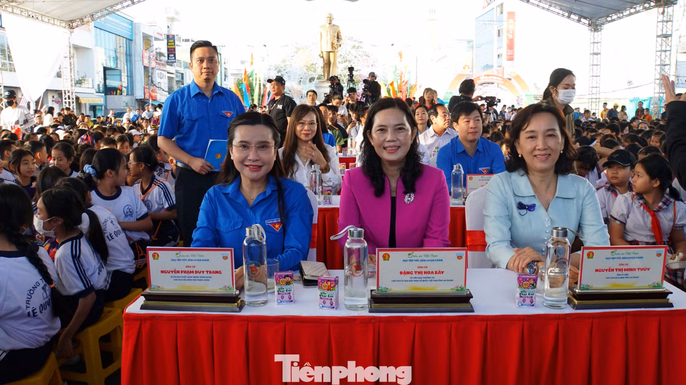 Chị Nguyễn Phạm Duy Trang - Bí thư T.Ư Đoàn, Chủ tịch Hội đồng Đội Trung ương cùng lãnh đạo tỉnh An Giang tham dự. Ảnh: Hòa Hội