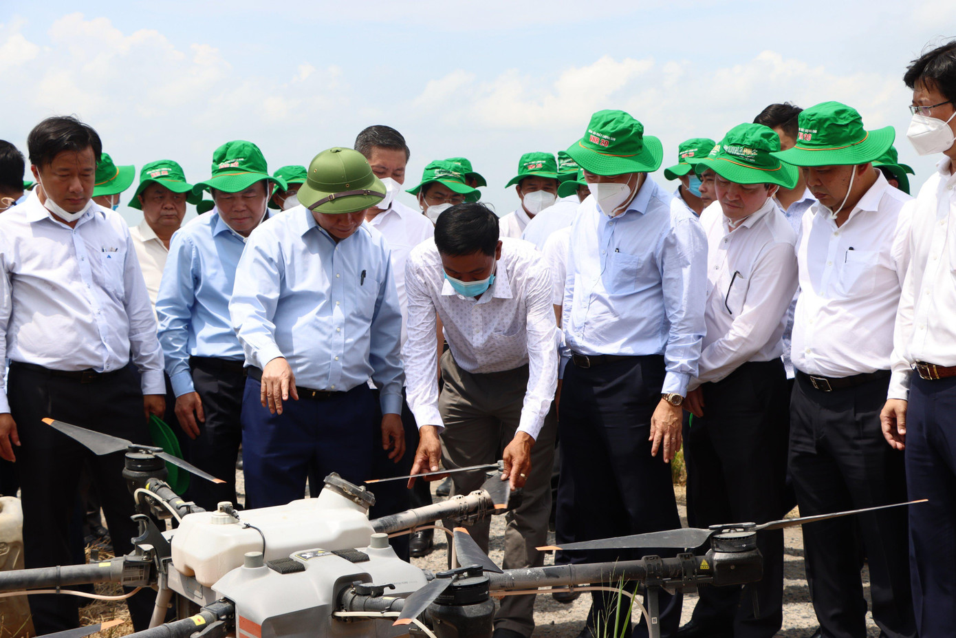 Chủ tịch nước Nguyễn Xuân Phúc tham quan mô hình phun thuốc bằng máy bay điều khiển từ xa tại huyện Tháp Mười