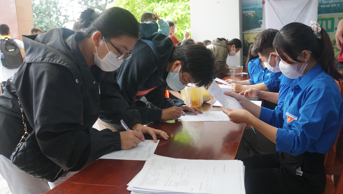 Chị Phạm Lê Phương Thảo - Chủ tịch Hội Sinh viên Trường Đại học Trà Vinh, cho biết, hoạt động hiến máu tình nguyện tại trường được tổ chức thường xuyên, mỗi năm có ít nhất từ 3 đến 4 đợt hiến máu với quy mô lớn, vận động từ 300 đến 400 cán bộ, sinh viên tham gia. Đồng thời, định kỳ tổ chức các buổi tập huấn, tuyên truyền về lợi ích của việc hiến máu tình nguyện.