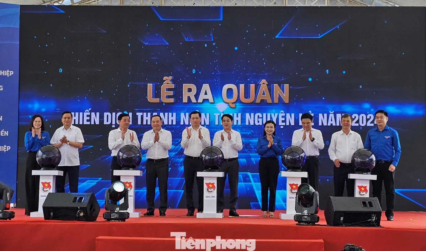 Lãnh đạo phát lệnh ra quân chiến dịch thanh niên tình nguyện hè 2024. Ảnh: Hòa Hội Lãnh đạo phát lệnh ra quân chiến dịch thanh niên tình nguyện hè 2024. Ảnh: Hòa Hội
