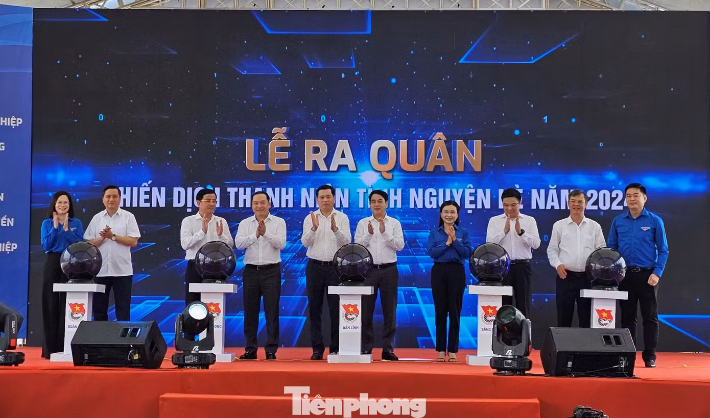 Lãnh đạo phát lệnh ra quân chiến dịch thanh niên tình nguyện hè 2024. Ảnh: Hòa Hội Lãnh đạo phát lệnh ra quân chiến dịch thanh niên tình nguyện hè 2024. Ảnh: Hòa Hội