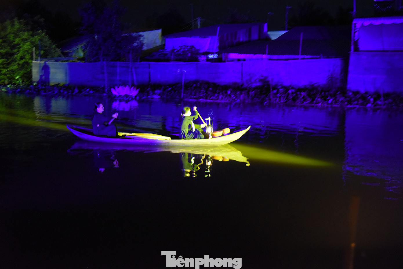 Tái hiện cảnh người dân bơi xuồng mua bán trên sông. Ảnh: Hòa Hội.