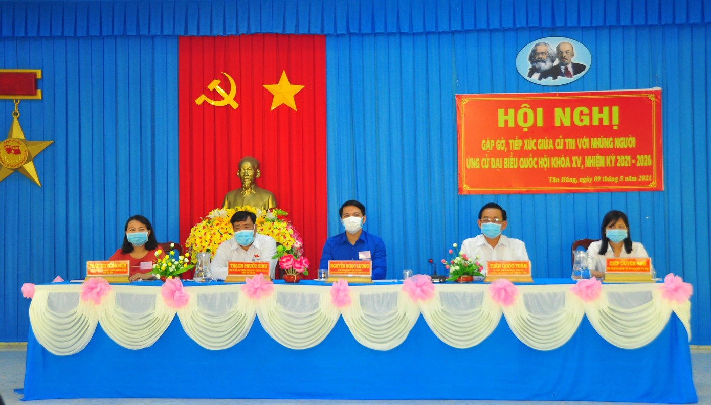 Các ứng cử viên đại biểu Quốc hội tỉnh Trà Vinh tiếp xúc cử tri. - Ảnh: Hòa Hội