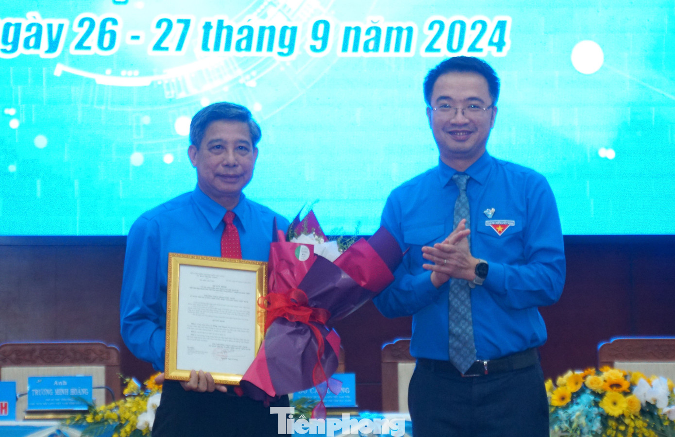 Bí thư Trung ương Đoàn Nguyễn Tường Lâm trao quyết định Chủ tịch danh dự Hội LHTN Việt Nam tỉnh Hậu Giang cho Chủ tịch UBND tỉnh Hậu Giang - Đồng Văn Thanh. Ảnh: Hòa Hội