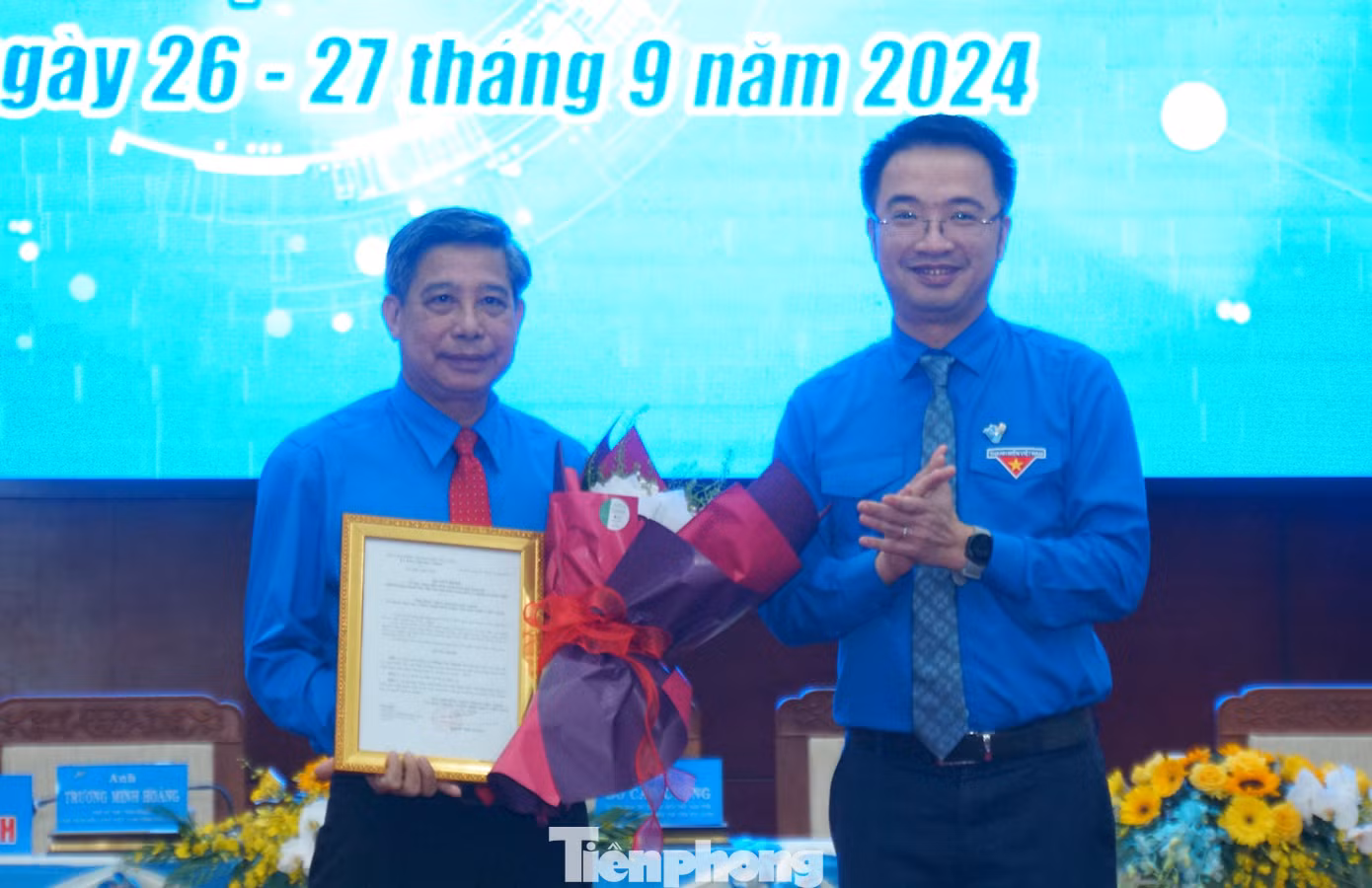 Bí thư Trung ương Đoàn Nguyễn Tường Lâm trao quyết định Chủ tịch danh dự Hội LHTN Việt Nam tỉnh Hậu Giang cho Chủ tịch UBND tỉnh Hậu Giang - Đồng Văn Thanh. Ảnh: Hòa Hội