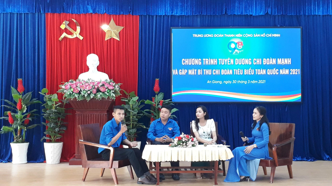 Ông Võ Nguyên Nam, Trưởng Ban Dân vận Tỉnh ủy An Giang cho biết, trong sự nghiệp đổi mới của Đảng và Nhà nước, vai trò của tuổi trẻ luôn được đề cao, thể hiện sự năng động, sáng tạo, vượt khó trong học tập, lao động có ý chí vươn lên trong cuộc sống trên tinh thần tình nguyện, xung kích tham gia các phong trào hành động cách mạng, tinh thần đoàn kết cộng đồng, cùng với Đảng và Nhà nước đẩy mạnh phát triển kinh tế - xã hội, đảm bảo quốc phòng an ninh. Trong đó Đoàn đã làm tốt công tác tuyên truyền, giáo dục về truyền thống cách mạng của dân tộc, về đường lối, chủ trương của Đảng, pháp luật Nhà nước. Đại đa số thanh niên đã và đang ra sức phấn đấu rèn luyện phẩm chất đạo đức cách mạng, tham gia tích cực vào sự nghiệp công nghiệp hoá, hiện đại hoá đất nước, góp phần quan trọng trong việc phát triển kinh tế - xã hội, giữ vững an ninh - quốc phòng trên địa bàn tỉnh. "Đoàn Thanh niên đã khẳng định chắc chắn vị trí, vai trò quan trọng của mình là “Đội dự bị tin cậy của Đảng”, luôn vững vàng trước những khó khăn, thử thách, tự rèn luyện, đổi mới để vươn lên hoàn thành nhiệm vụ mà Đảng, Nhà nước và nhân dân giao phó", ông Nam nói. Bí thư Tỉnh đoàn An Giang Lâm Thành Sĩ tặng quà lưu niệm cho các Bí thư chi đoàn giao lưu chương trình Dịp này, Trung ương Đoàn tuyên dương 7 chi đoàn mạnh và 42 gương Bí thư chi đoàn tiêu biểu của 7 tỉnh, thành cụm đồng bằng sông Hậu. Mỗi Bí thư chi đoàn được tuyên dương đều có nhiều mô hình, giải pháp và sáng kiến kinh nghiệm trong quá trình tổ chức các hoạt động Đoàn và phong trào thanh thiếu nhi tại địa phương, đơn vị mình.