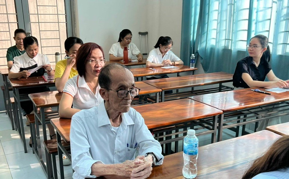 Cụ Nguyễn Tấn Thành cùng các bạn trẻ trong phòng thi