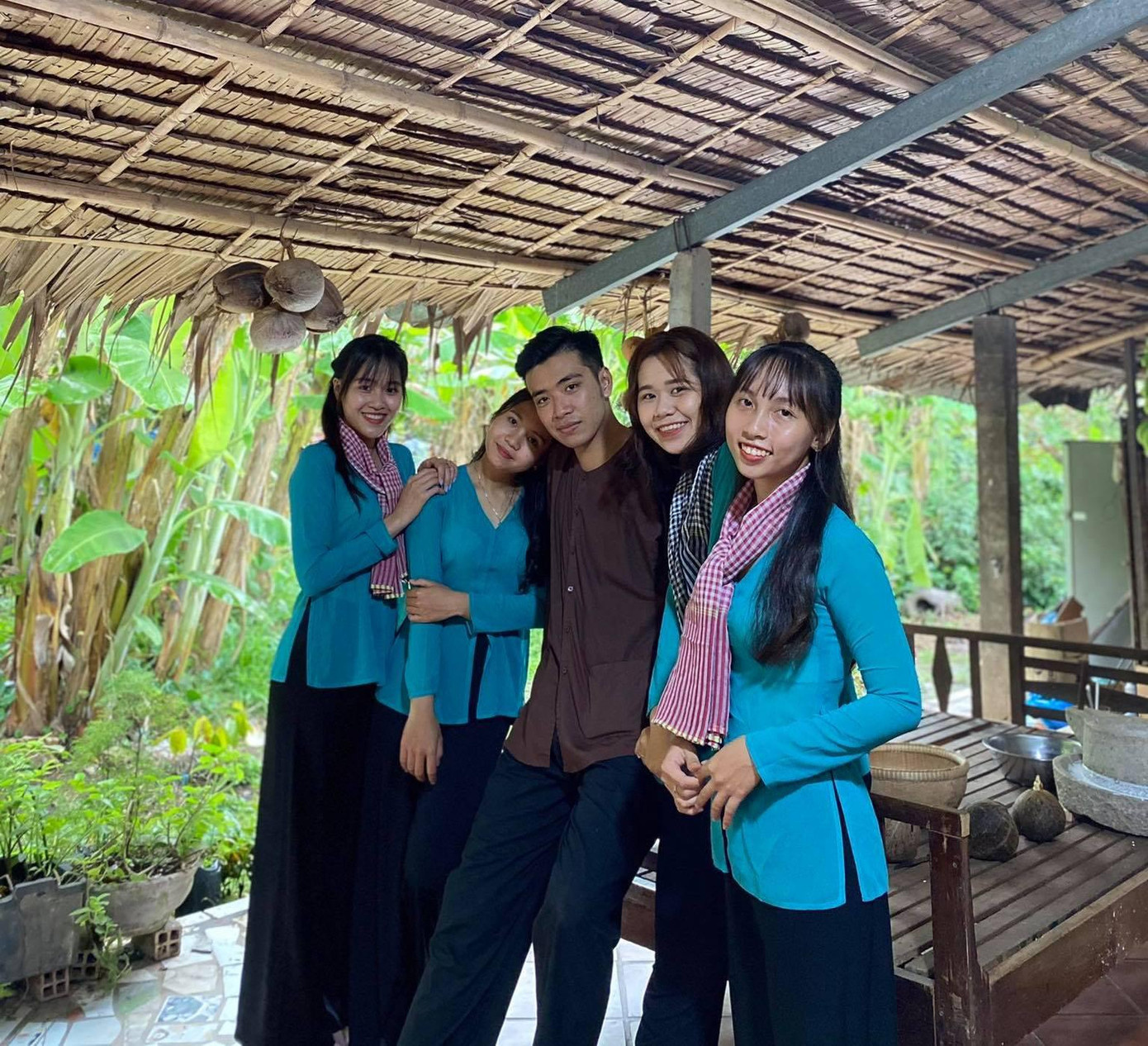 Trầm (phải) cùng các bạn hướng dẫn viên du lịch