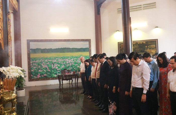 Đoàn công tác Trung ương và tỉnh Đồng Tháp mặc niệm tưởng nhớ, bày tỏ lòng thành kính đối với Cụ Nguyễn Sinh Sắc. Ảnh: C. Tiên.