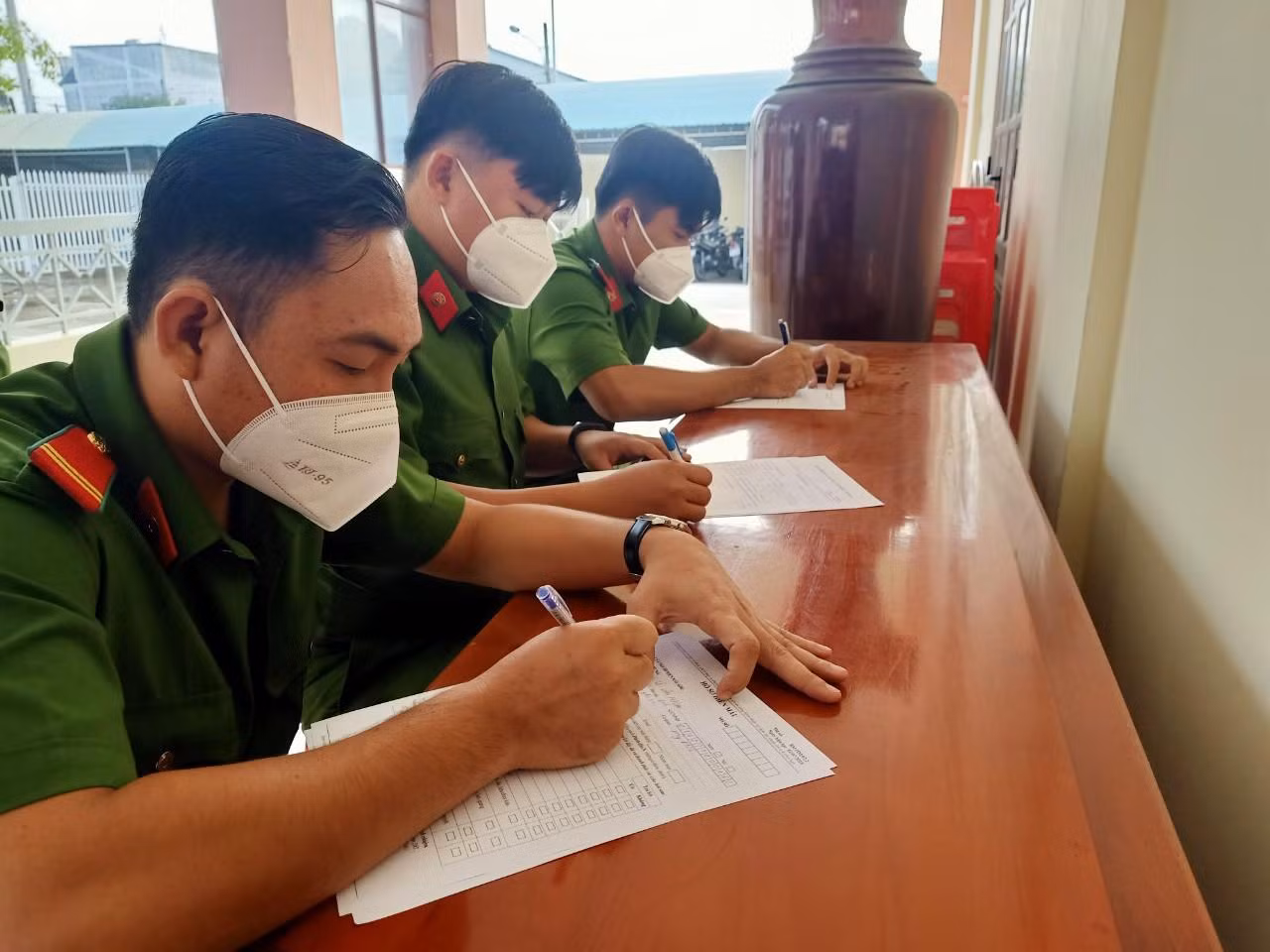 Cán bộ, chiến sĩ công an tỉnh Vĩnh Long tham gia Chủ nhật Đỏ Cán bộ, chiến sĩ công an tỉnh Vĩnh Long tham gia Chủ nhật Đỏ