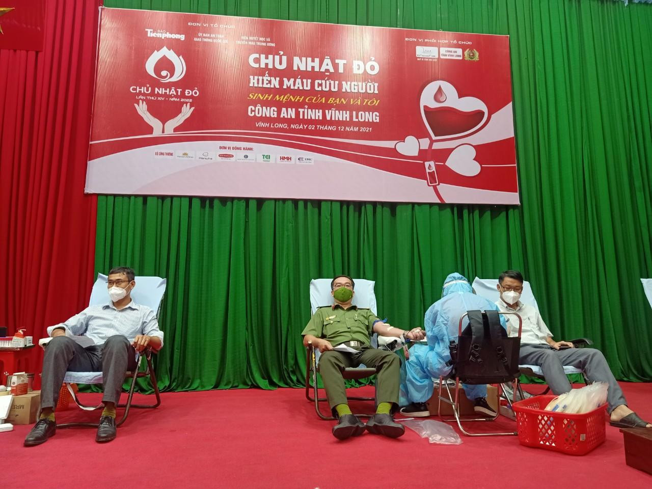 Cán bộ, chiến sĩ công an tỉnh Vĩnh Long chia sẻ giọt hồng giữa mùa dịch Cán bộ, chiến sĩ công an tỉnh Vĩnh Long chia sẻ giọt hồng giữa mùa dịch