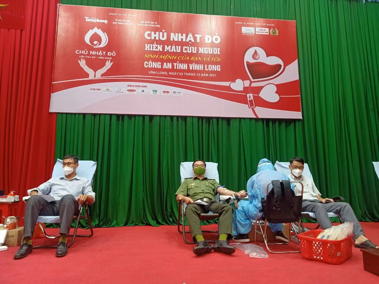 Cán bộ, chiến sĩ công an tỉnh Vĩnh Long chia sẻ giọt hồng giữa mùa dịch Cán bộ, chiến sĩ công an tỉnh Vĩnh Long chia sẻ giọt hồng giữa mùa dịch