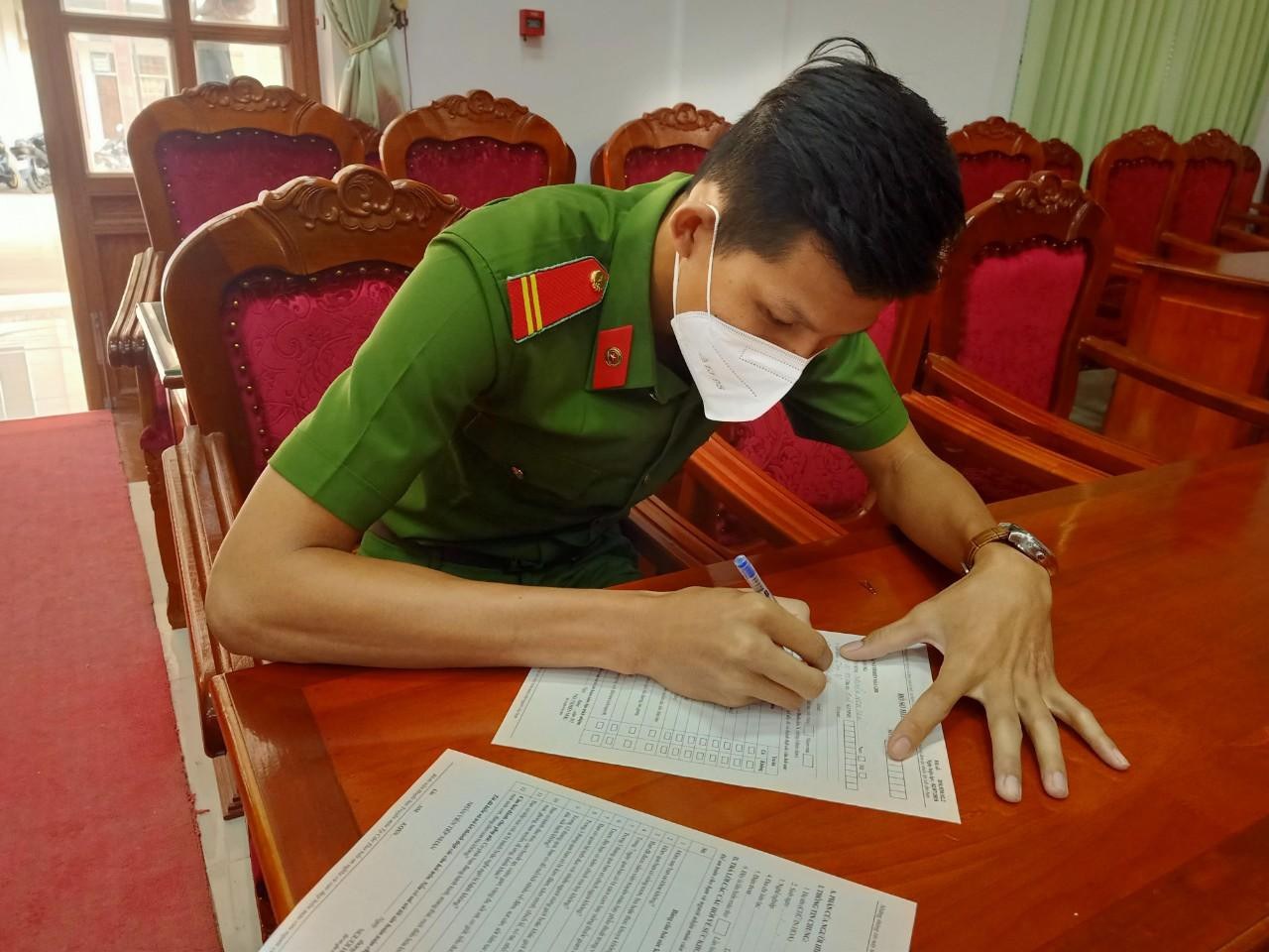 Cán bộ, chiến sĩ đăng ký tham gia hiến máu tình nguyện Cán bộ, chiến sĩ đăng ký tham gia hiến máu tình nguyện