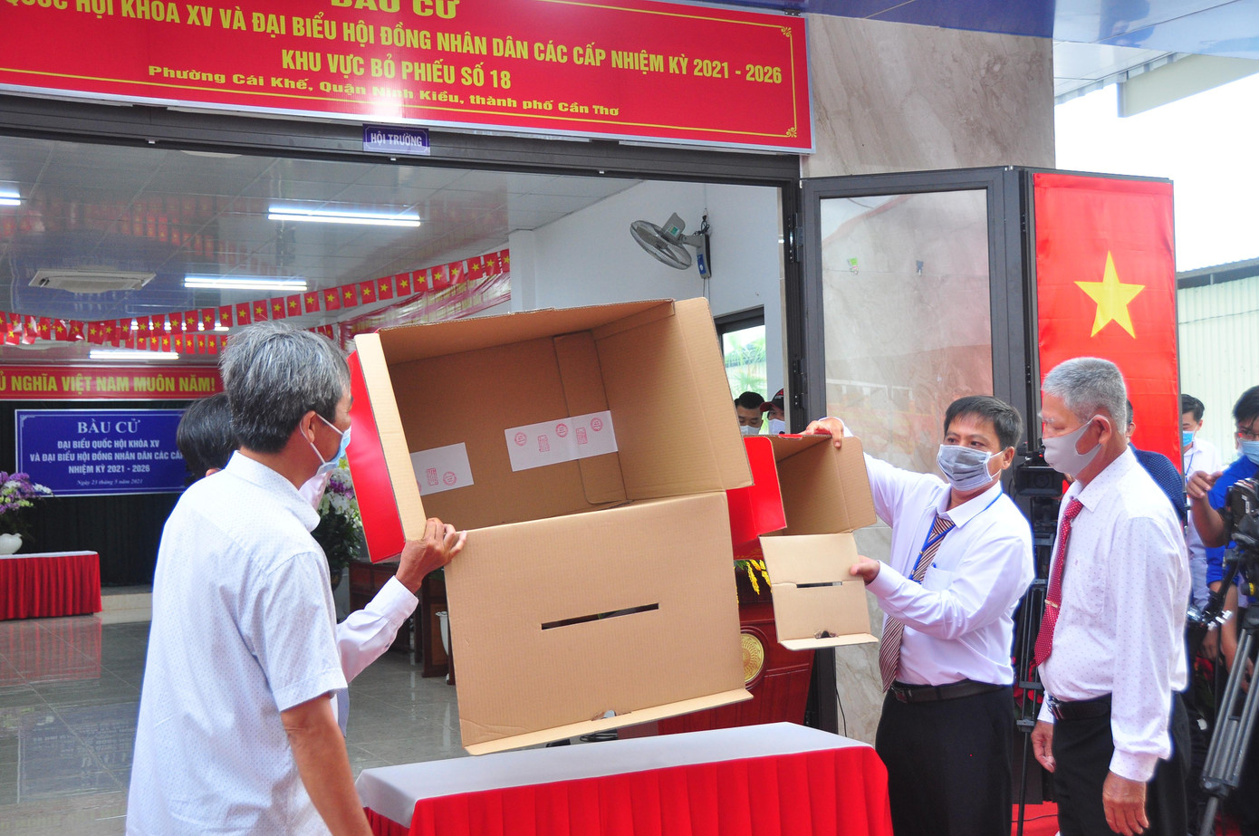 Kiểm tra hòm phiếu