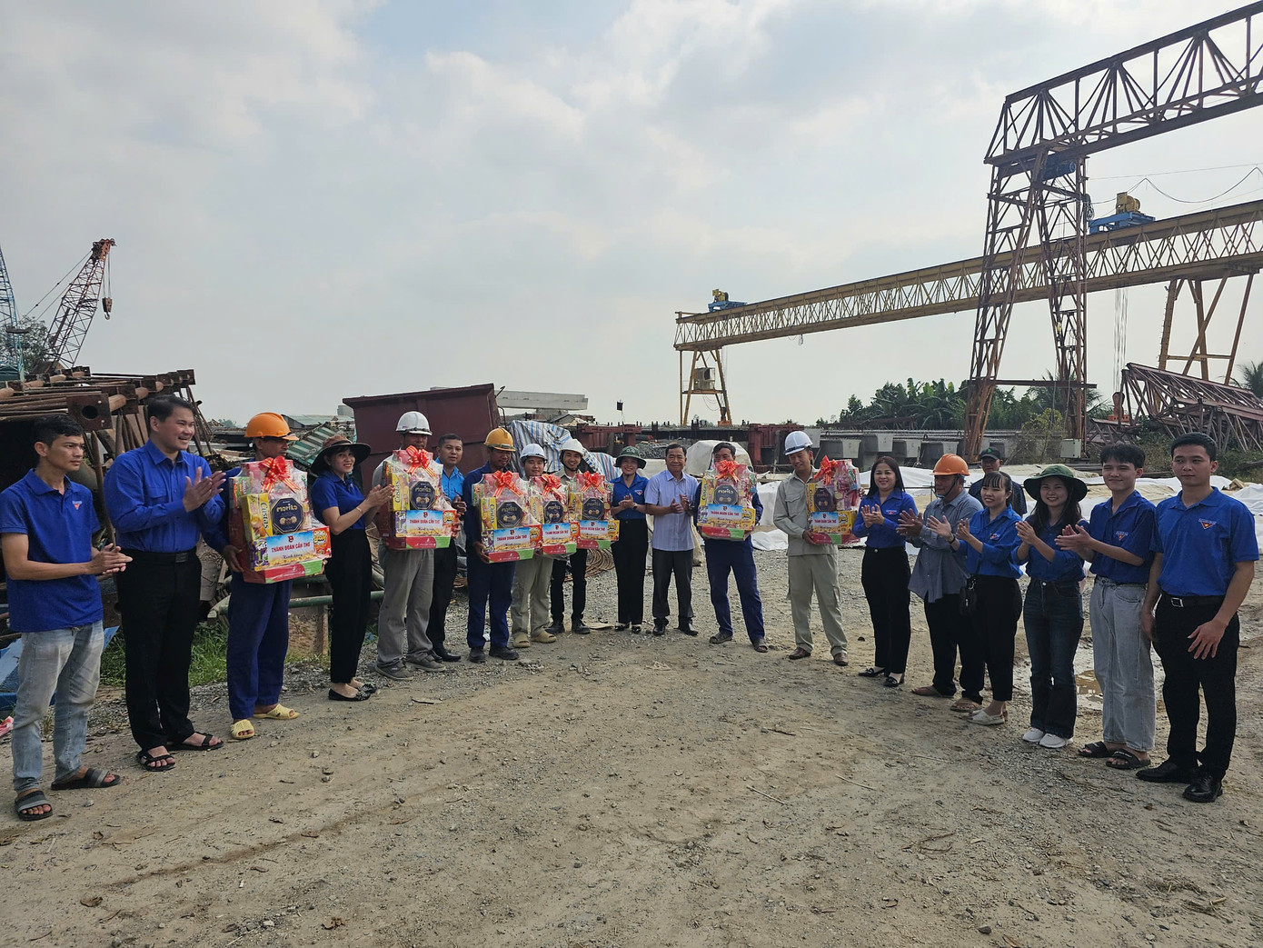 Thành Đoàn Cần Thơ động viên, thăm hỏi công nhân trên trên công trường cao tốc, đoạn tại xã Đông Thắng (Cờ Đỏ, TP. Cần Thơ). Thành Đoàn Cần Thơ động viên, thăm hỏi công nhân trên trên công trường cao tốc, đoạn tại xã Đông Thắng (Cờ Đỏ, TP. Cần Thơ).