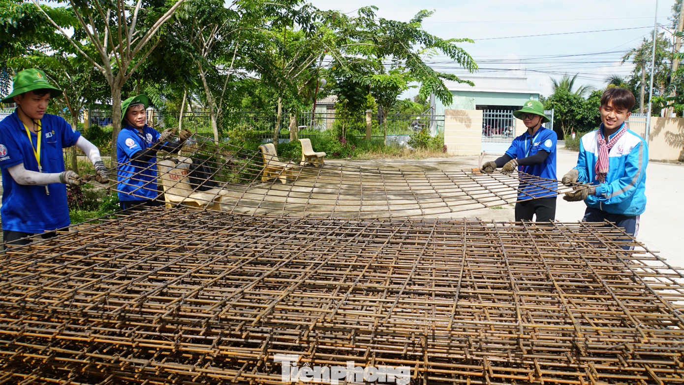 Chiến sĩ tình nguyện Trường đại học Sư phạm kỹ thuật TP.HCM chuẩn bị dĩ sắt (khung sắt - PV) để làm đường bê tông tại xã Tân Phú, huyện Thanh Bình, tỉnh Đồng Tháp.