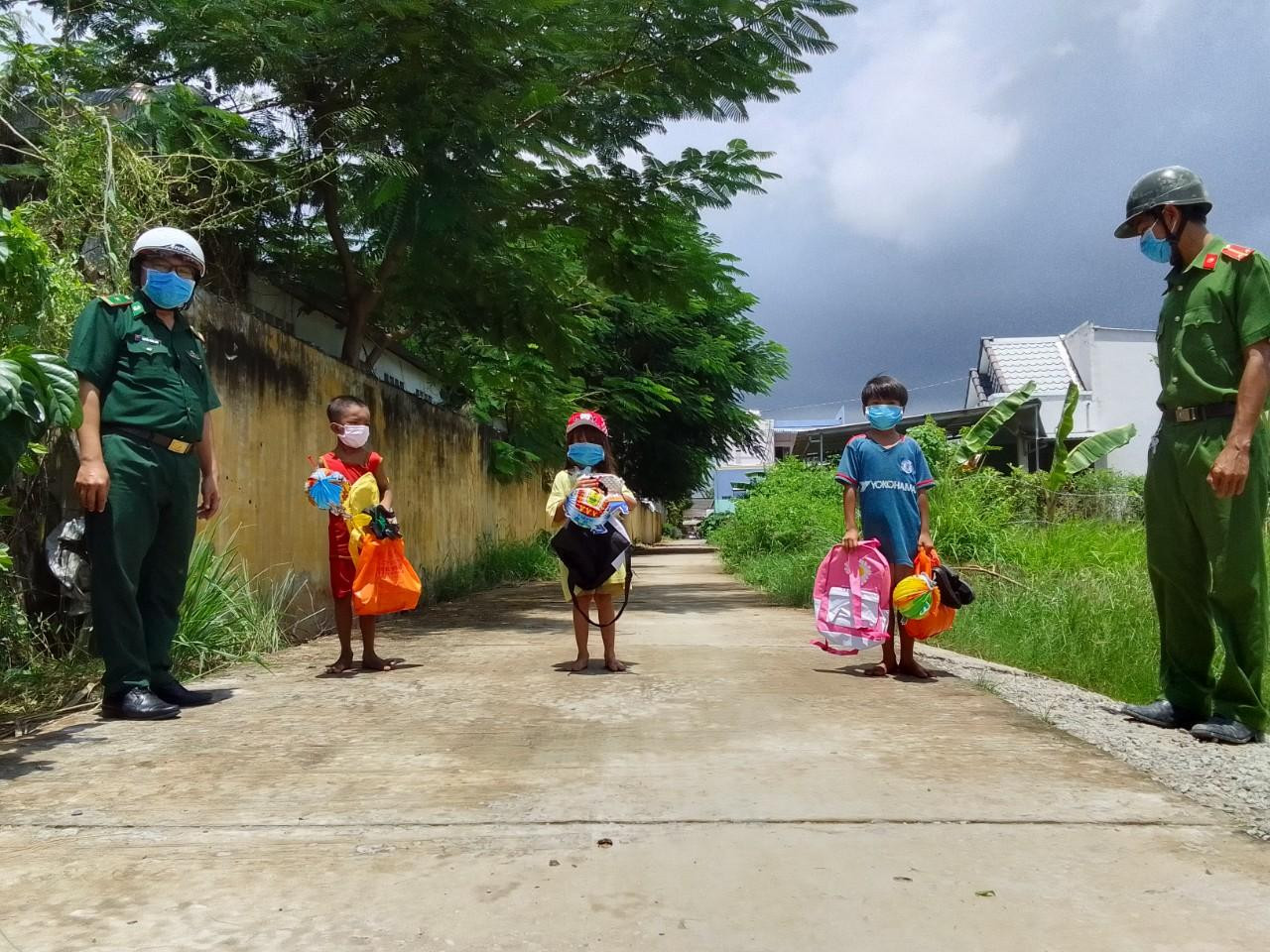 Tặng quà cho trẻ em vùng sâu Sóc Trăng vui trung thu Tặng quà cho trẻ em vùng sâu Sóc Trăng vui trung thu