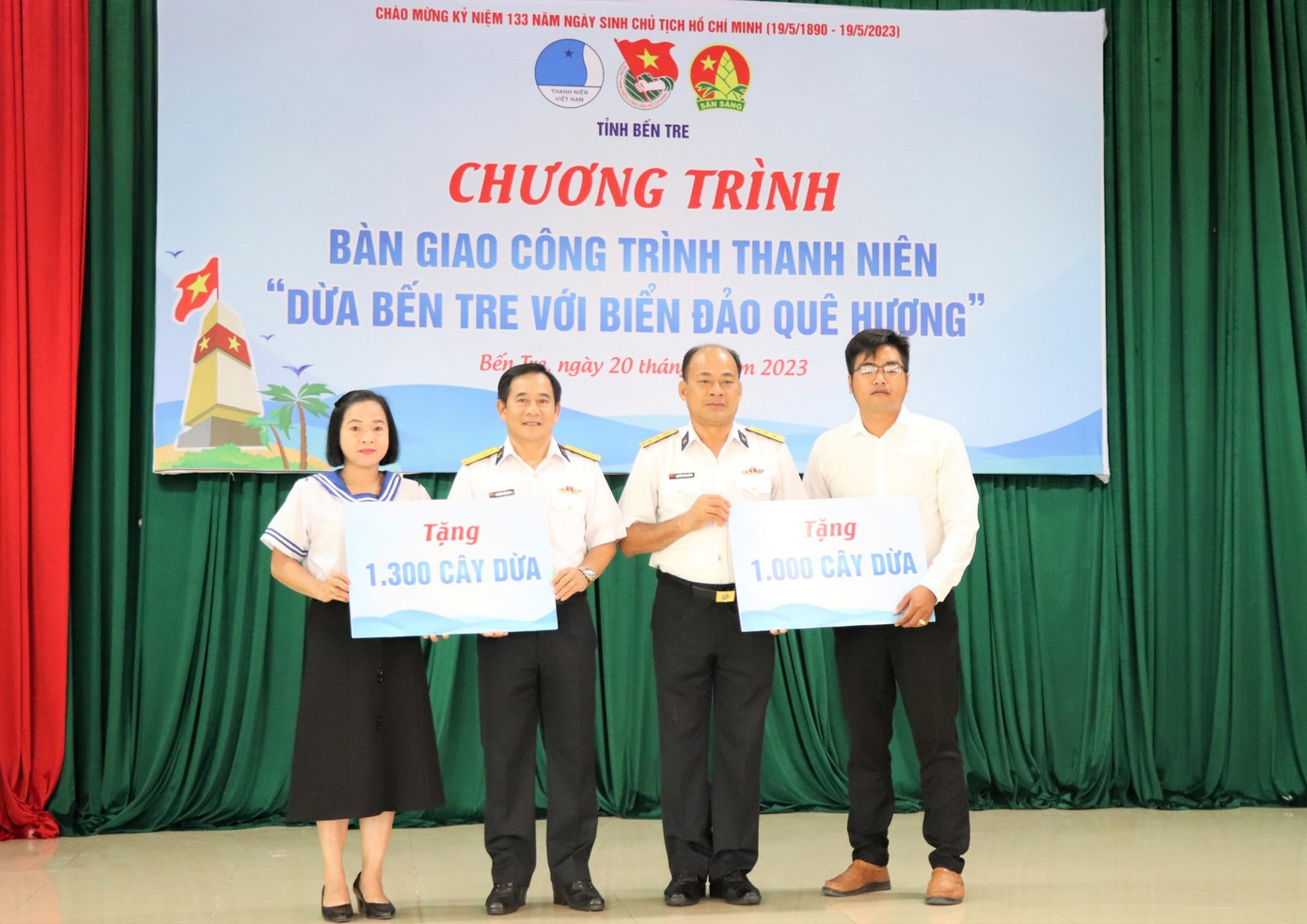 Bến Tre trao tặng hàng nghìn cây dừa góp phần phủ xanh Trường Sa. Ảnh: TĐ BT. Bến Tre trao tặng hàng nghìn cây dừa góp phần phủ xanh Trường Sa. Ảnh: TĐ BT.