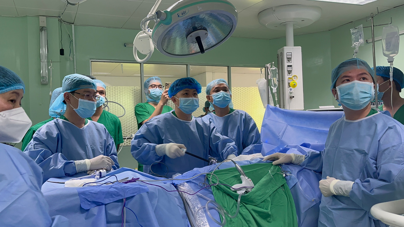 Ekip bác sĩ phẫu ghép thận cho bệnh nhân. Ekip bác sĩ phẫu ghép thận cho bệnh nhân.