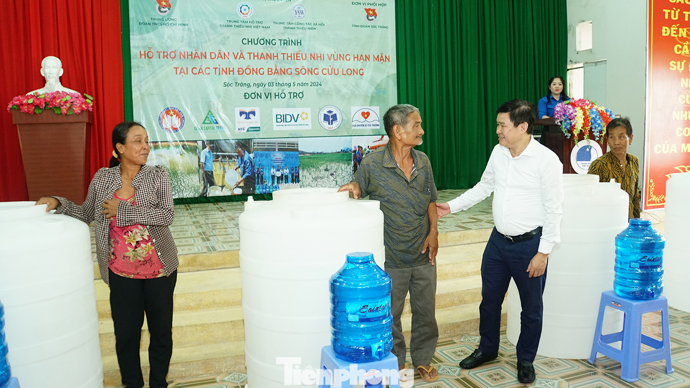 Đoàn công tác Trung ương Đoàn trao tặng bồn chứa nước cho bà con tại xã Long Phú (Long Phú, Sóc Trăng). Ảnh: Hòa Hội