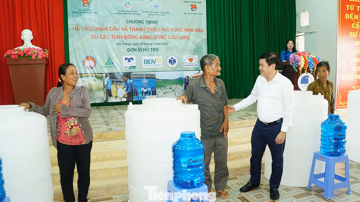 Đoàn công tác Trung ương Đoàn trao tặng bồn chứa nước cho bà con tại xã Long Phú (Long Phú, Sóc Trăng). Ảnh: Hòa Hội