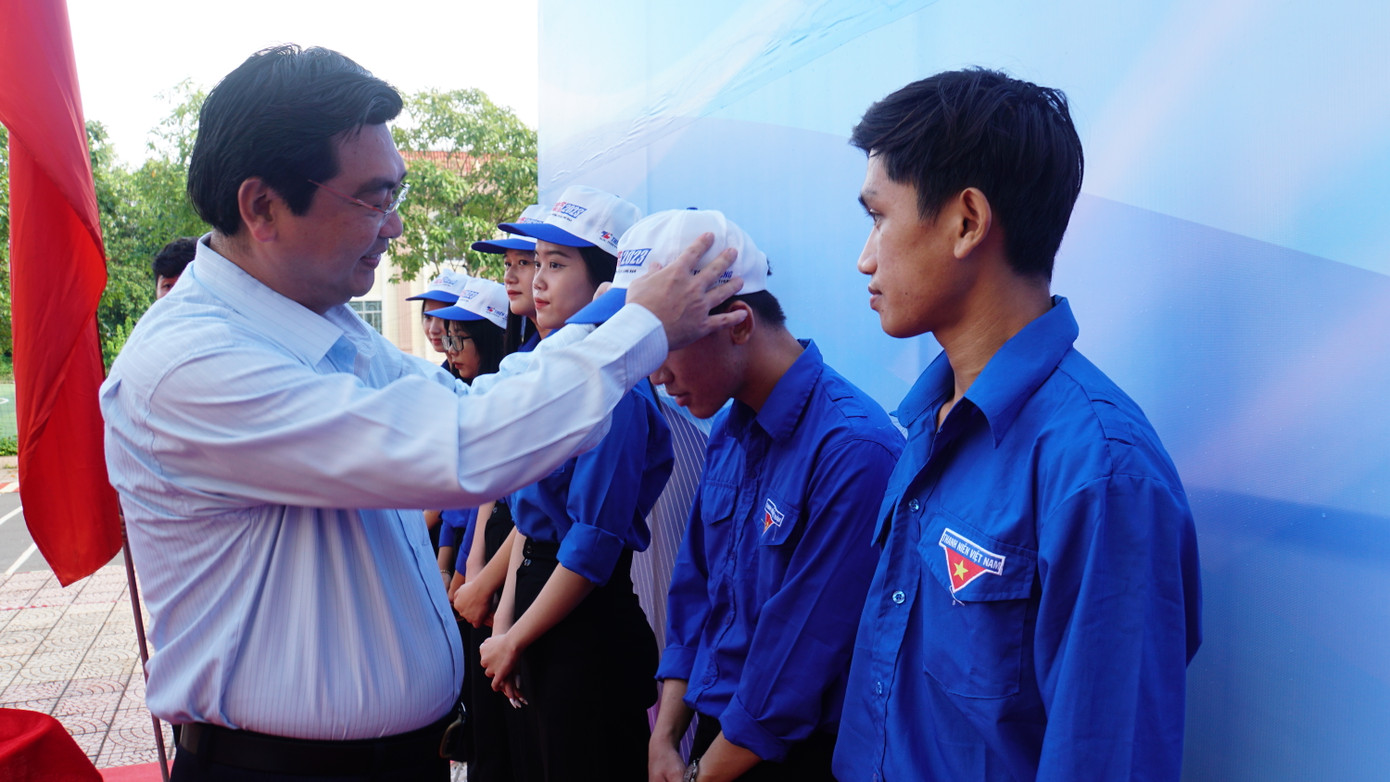 Ông Trần Thanh Bình, Giám đốc Sở GD&ĐT TP Cần Thơ tặng nón cho tình nguyện viên. Ảnh: Hòa Hội Ông Trần Thanh Bình, Giám đốc Sở GD&ĐT TP Cần Thơ tặng nón cho tình nguyện viên. Ảnh: Hòa Hội