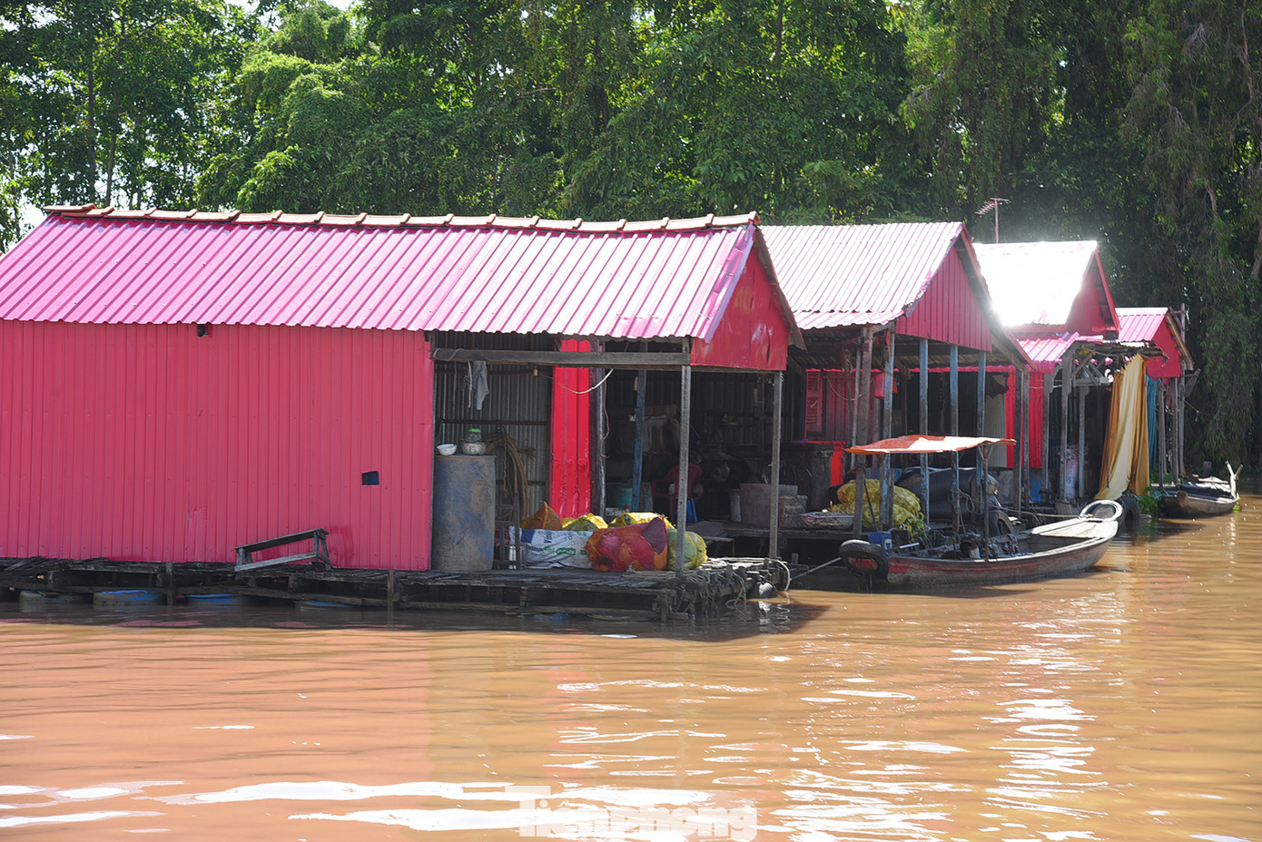 Nhà bè được khoác áo mới. Ảnh: Hòa Hội.