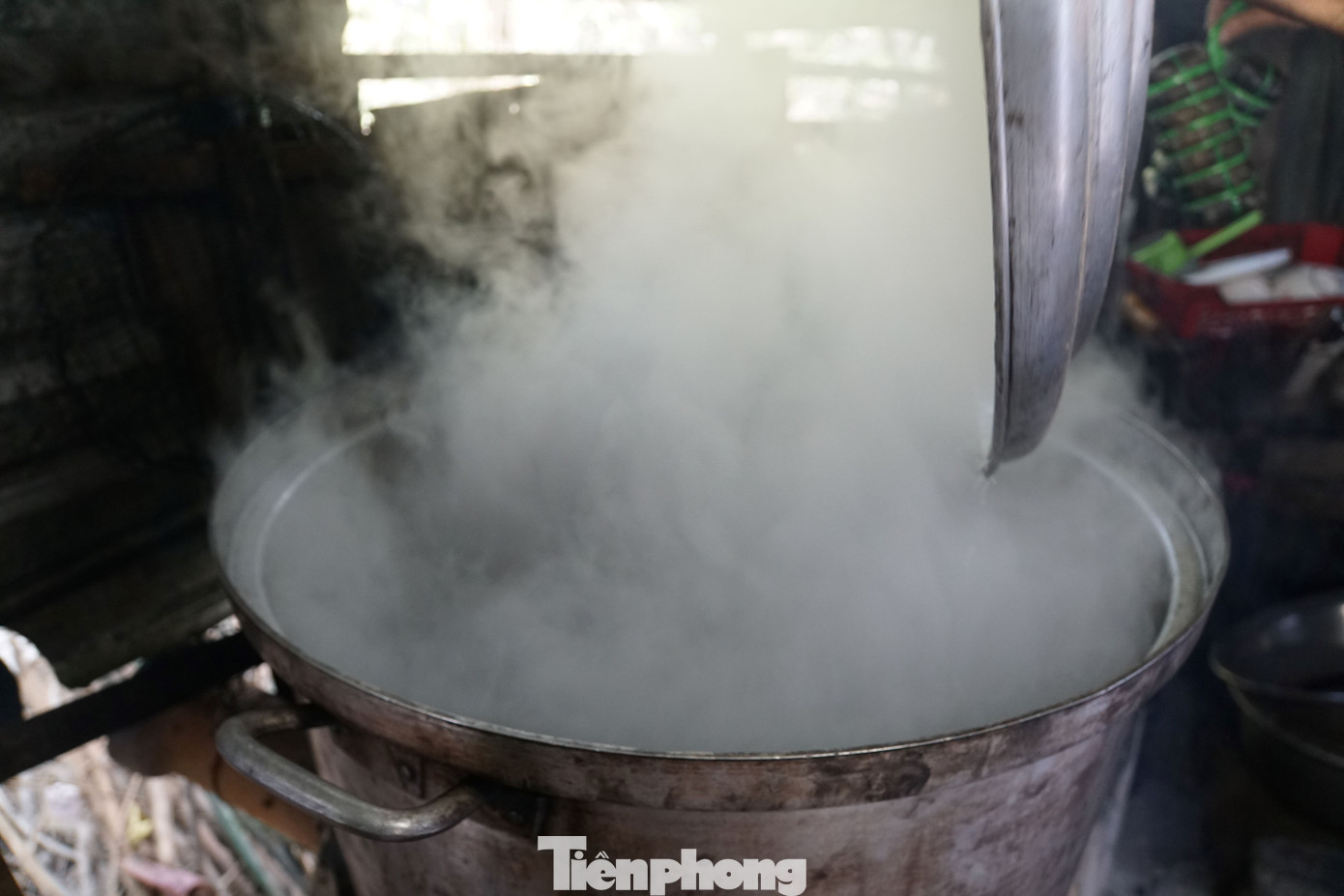 Tùy vào từng loại nhân mà bánh có giá khác nhau, dao động từ 40.000-120.000 đồng/đòn. Cũng có trường hợp khách đặt, chị sẽ làm theo yêu cầu và có giá khác nhau. Ảnh: Hòa Hội.