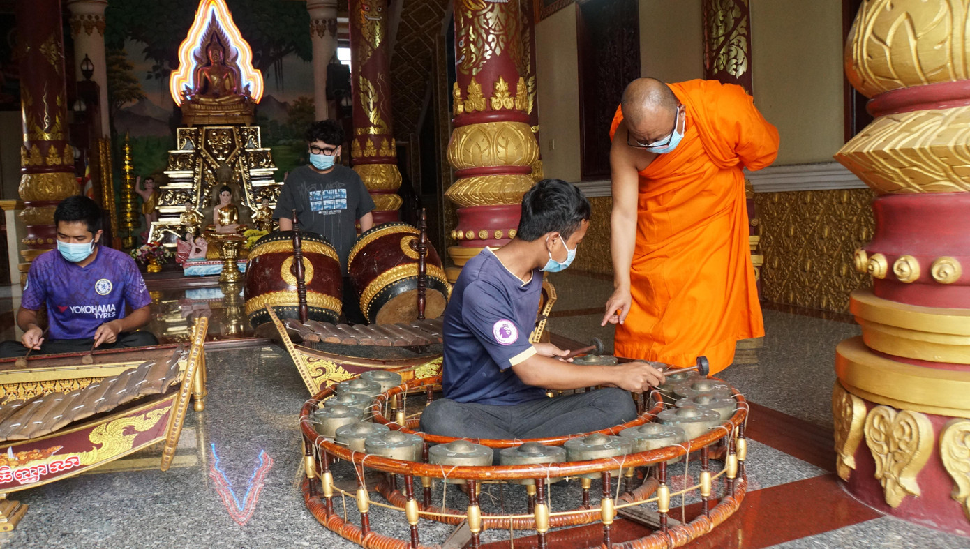 Thượng tọa Lý Hùng hướng dẫn học trò