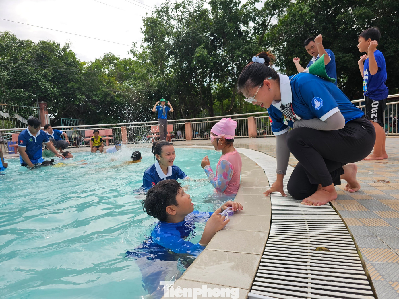 Bạn Phạm Minh Tú, đội trưởng Đội sinh viên tình nguyện trường đại học An Giang tại mặt trận phường Nhà Bàng hướng dẫn cho trẻ em.