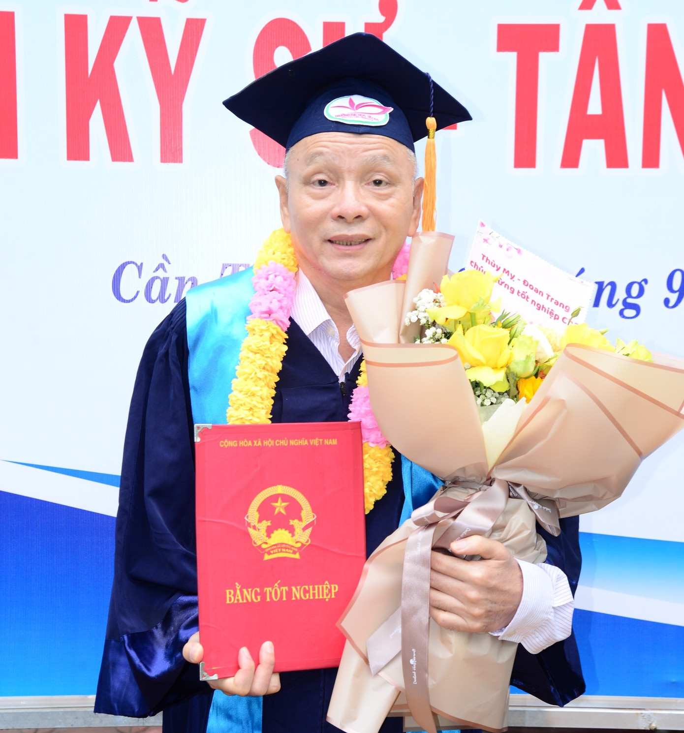 Ông Cũng Hoàng Phương nhận bằng tốt nghiệp đại học ngành dược sĩ Trường Đại học Tây Đô. Ảnh: ĐH Tây Đô.