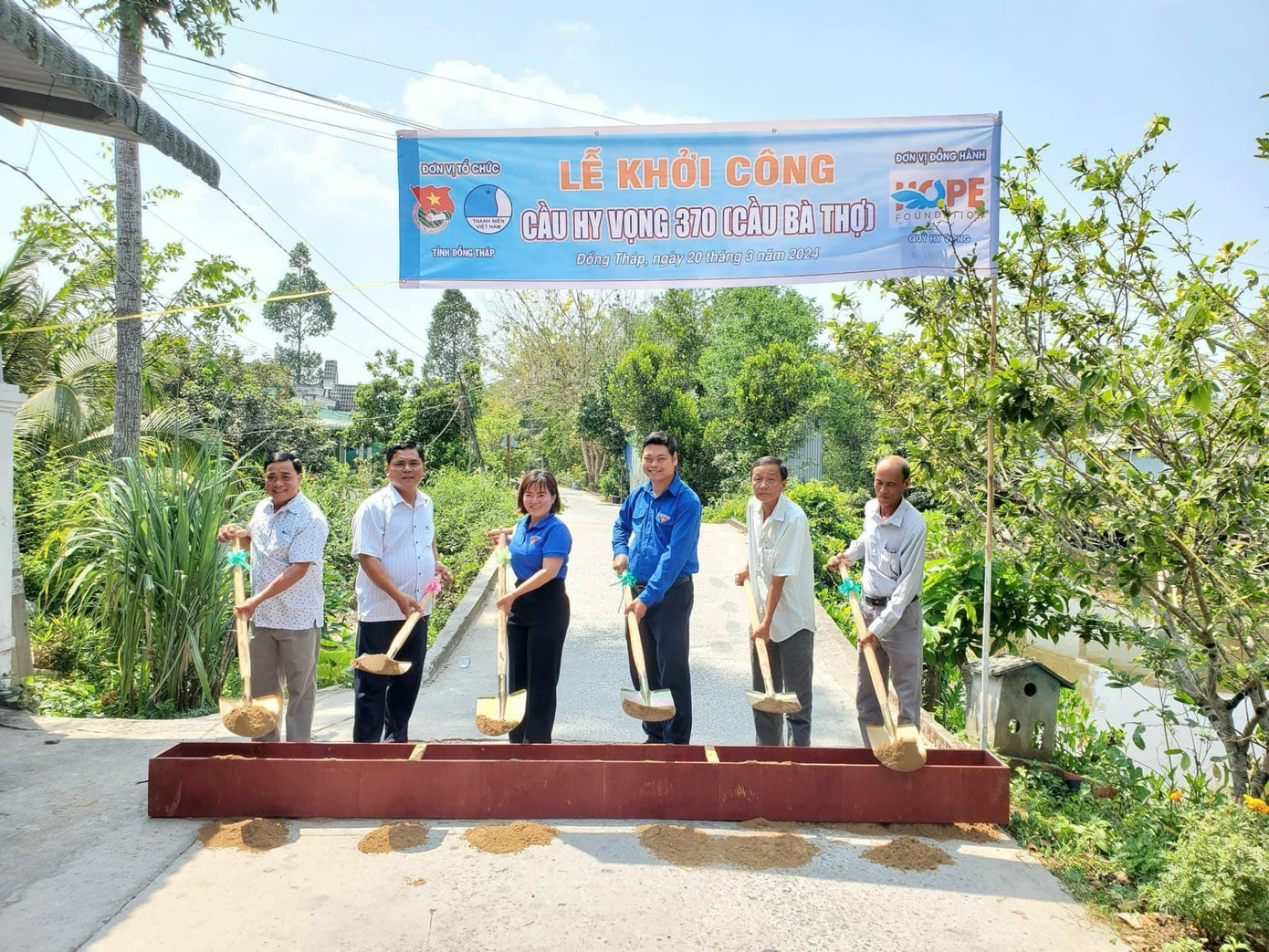 Ban Thường vụ Tỉnh đoàn Đồng Tháp trao tặng các công trình, phần việc gồm 14km thắp sáng đường quê, 2.000 cây xanh, mô hình chợ nói không với túi nilong và đổi chất thải nhựa lấy quà… với tổng trị giá hơn 1,1 tỷ đồng.