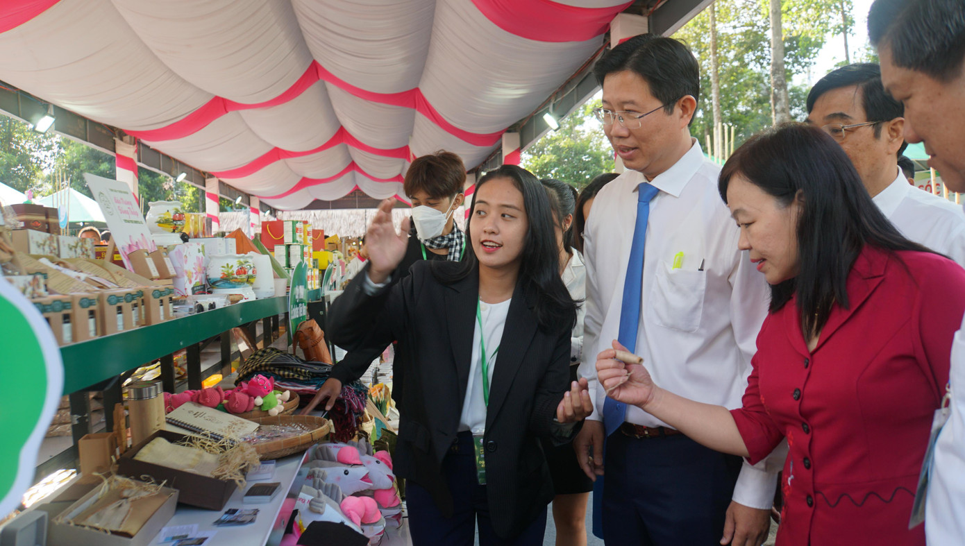 Các bạn trẻ giới thiệu sản phẩm khởi nghiệp. Ảnh: Hòa Hội Các bạn trẻ giới thiệu sản phẩm khởi nghiệp. Ảnh: Hòa Hội