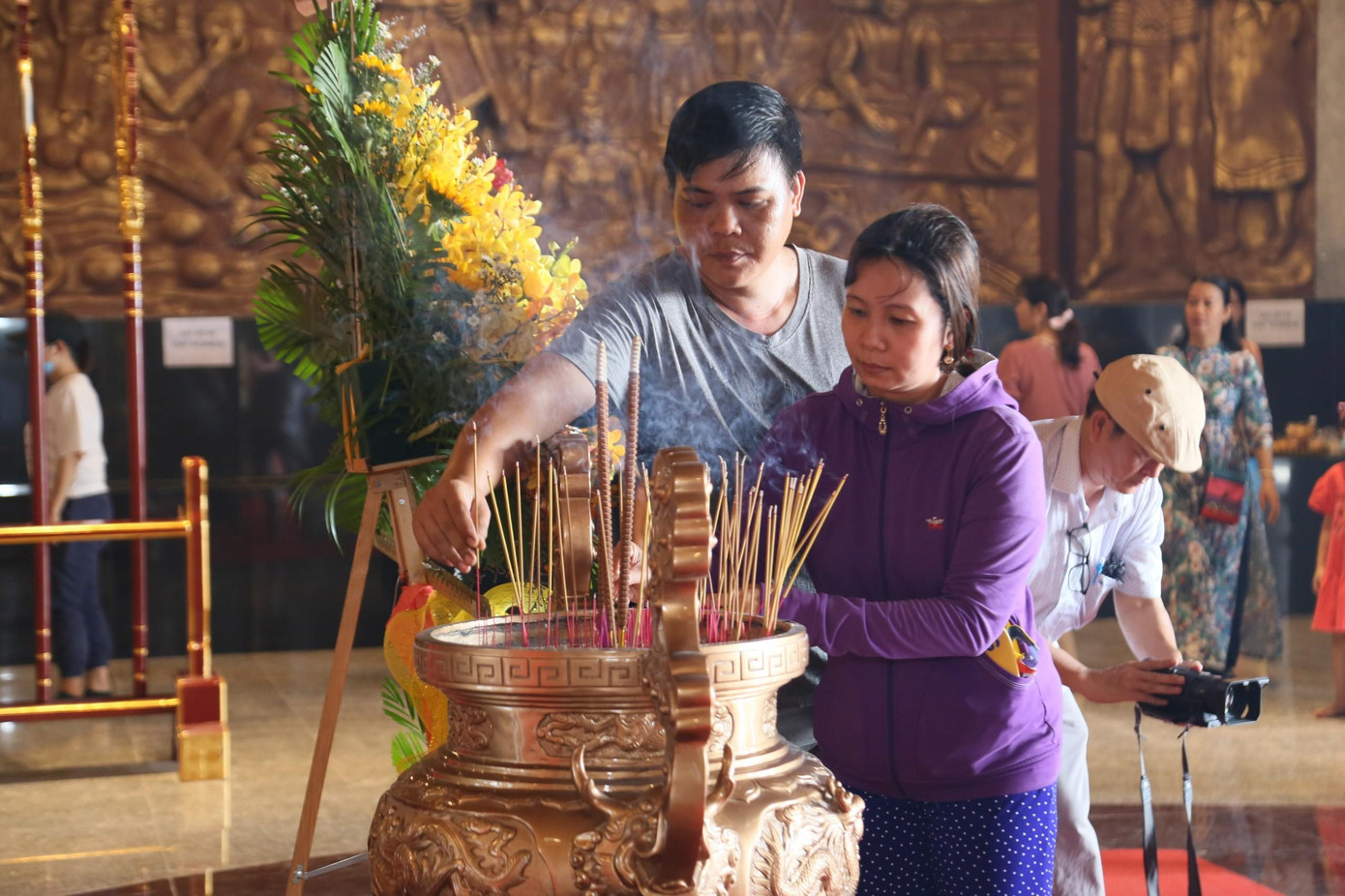 Người dân vào viếng Vua Hùng