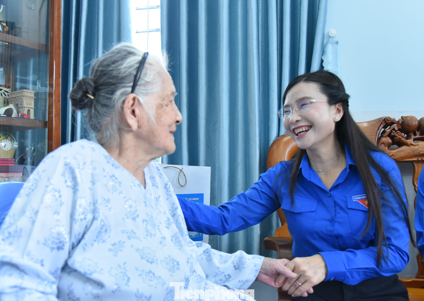 Chị Nguyễn Phạm Duy Trang trò chuyện cùng Mẹ Hồ Thị Phước. Ảnh: Hòa Hội