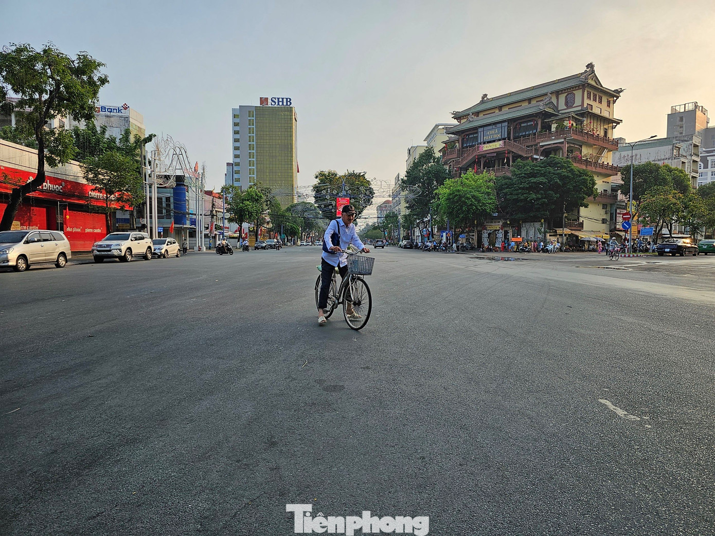 Trong ảnh, đại lộ Hòa Bình khá vắng người đi lại trên đường, không giống như những ngày trước thường đông đúc. Ảnh: Hòa Hội