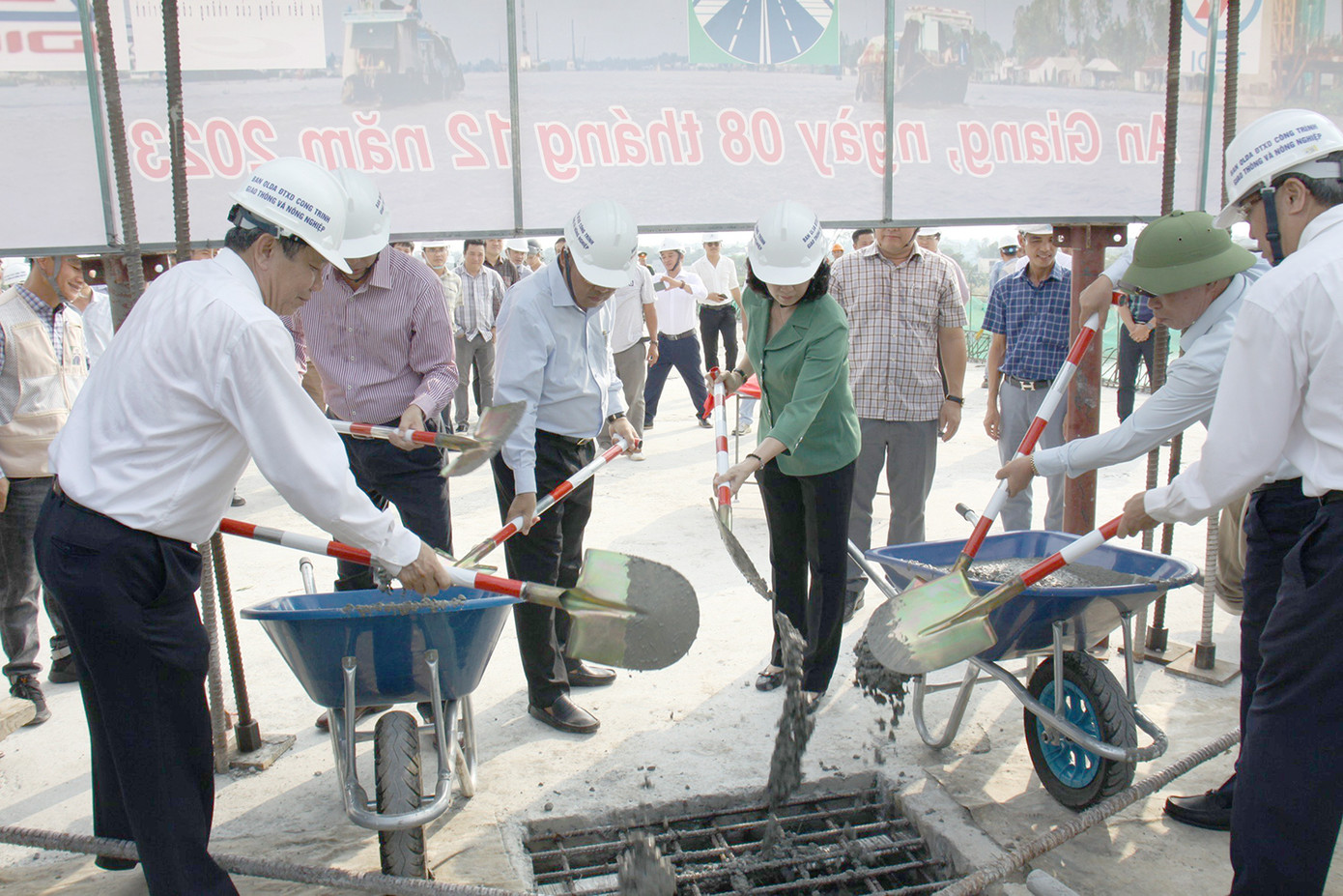 Lãnh đạo tỉnh An Giang thực hiện nghi thức hợp long cầu Châu Đốc. Ảnh: PV
